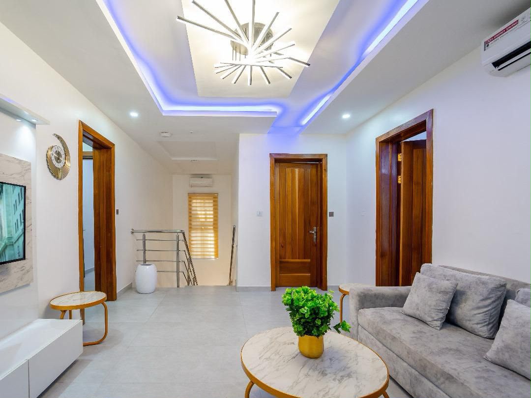 Spacious 5 Bedroom Luxury Semi-Detached Apartment for Shortlet in Lekki Phase 1, Lagos