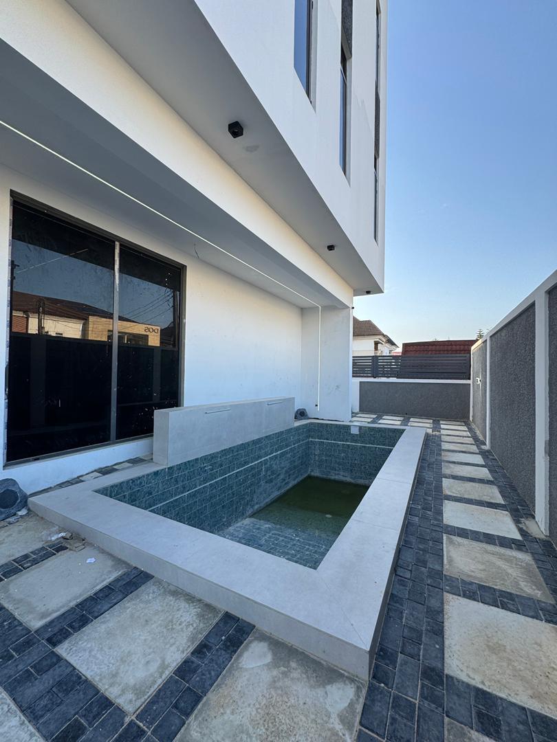 5 Bedroom Duplex for Sale in Lekki Phase 1, Lagos - 11