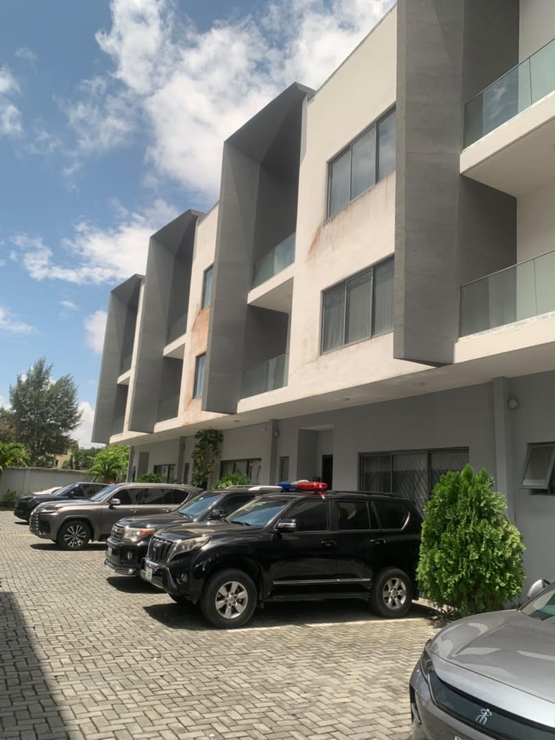 Four Bedroom Terrace with Swimming Pool for Rent in Banana Island, Lagos