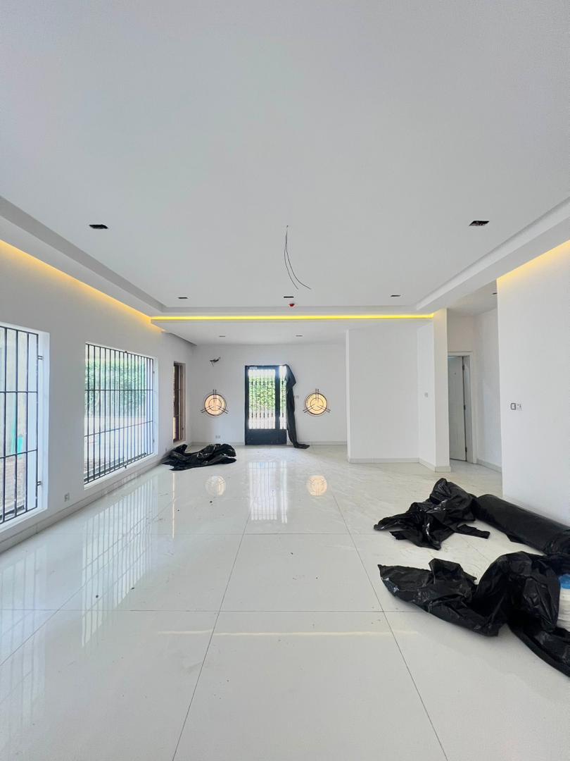 3 Bedroom Waterfront Apartment with BQ for Sale in Banana Island, Lagos - 3