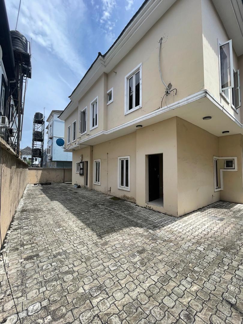 3 Bedrooms Corner Piece Terrace Apartment in Bera Estate, Chevron Drive
