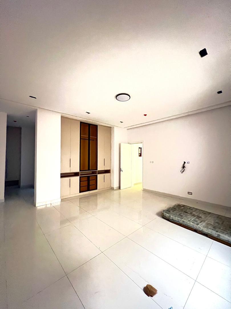 3 Bedroom Waterfront Apartment with BQ for Sale in Banana Island, Lagos - 9