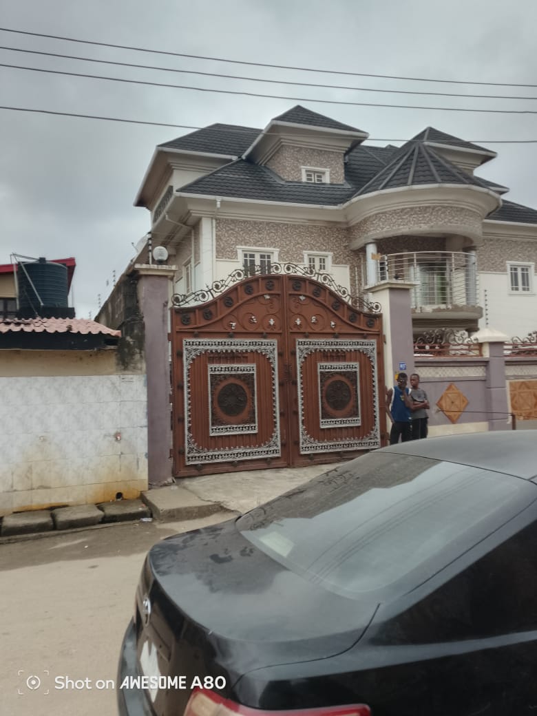 7 Bedrooms Duplex for Sale in Ijesha, Surulere
