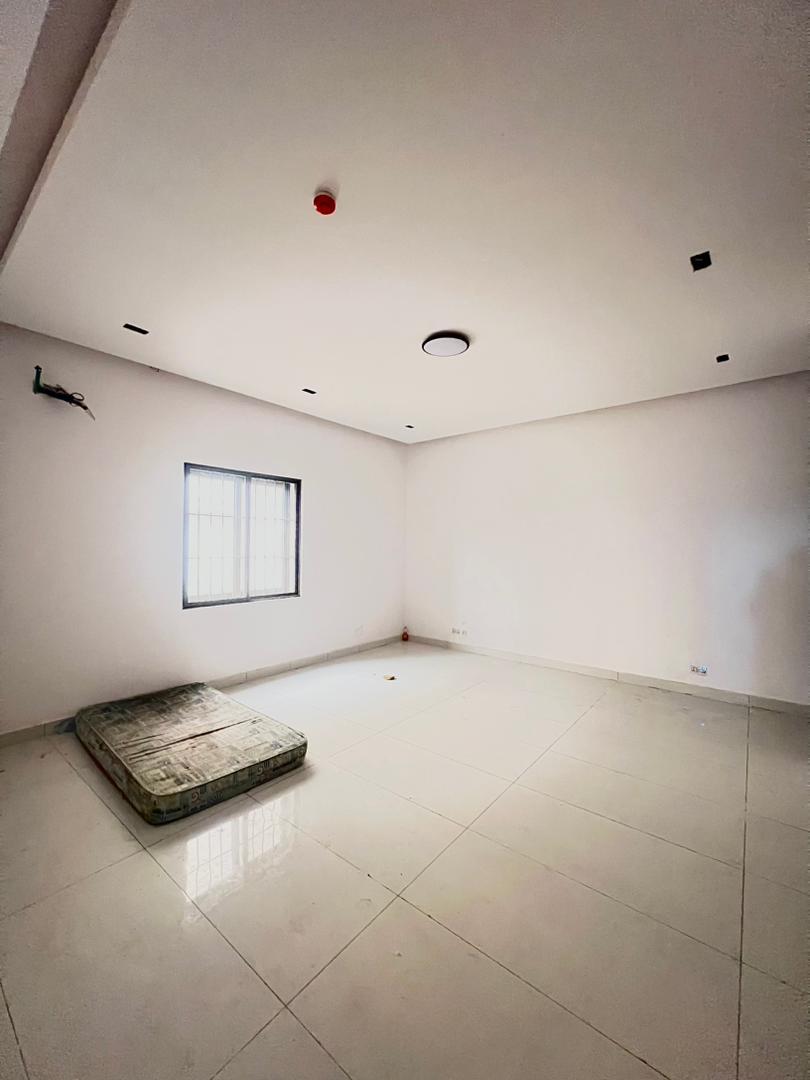 3 Bedroom Waterfront Apartment with BQ for Sale in Banana Island, Lagos - 7