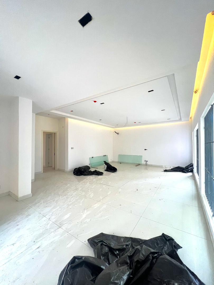 3 Bedroom Waterfront Apartment with BQ for Sale in Banana Island, Lagos - 2