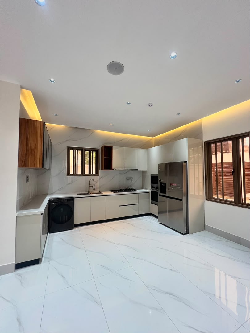 Luxury 3-Bedroom Apartment with Boys' Quarters for Rent in Old Ikoyi, Lagos - 11